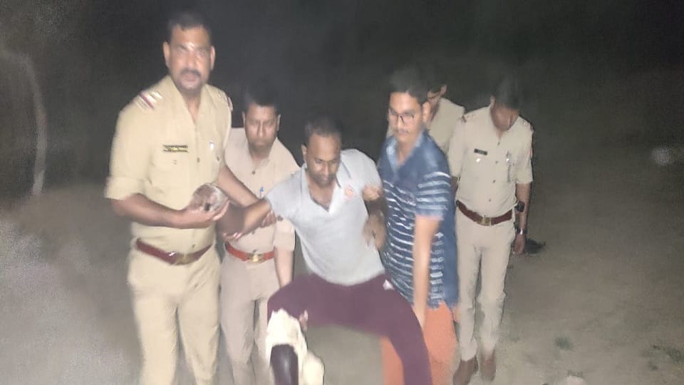encounter between police and miscreants in etawah dilip gurjar of rajasthan got shot in leg