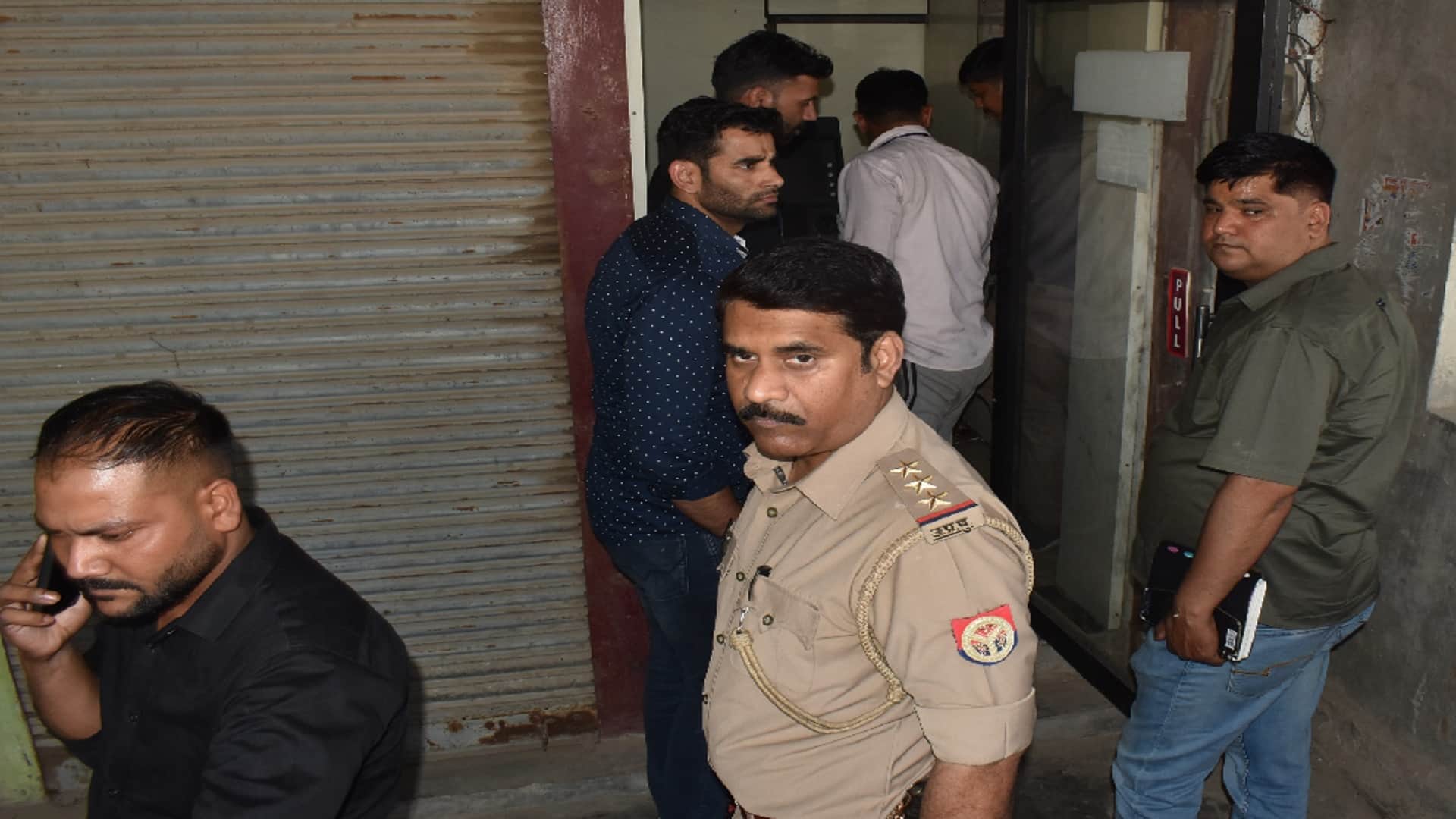 Crime News: crooks have looted ten lakh rupees from ATM near police chowki in Meerut