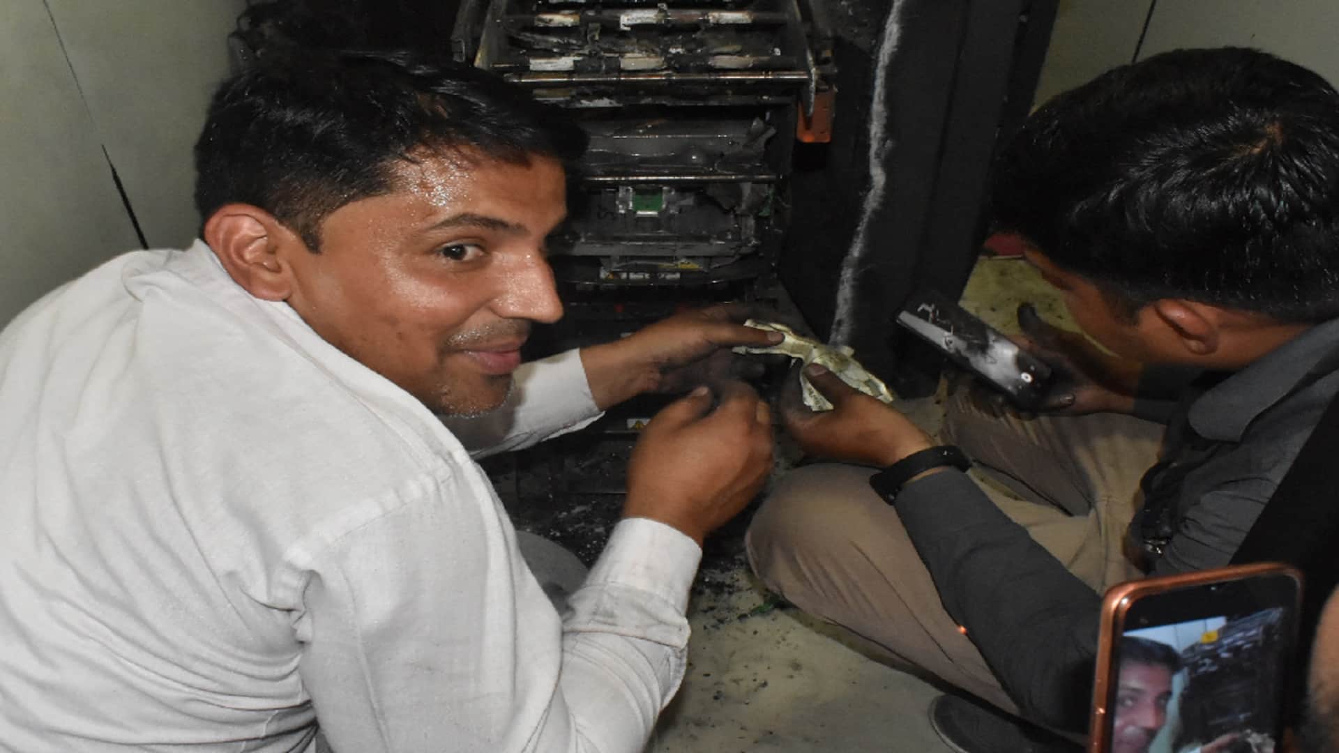 Crime News: crooks have looted ten lakh rupees from ATM near police chowki in Meerut