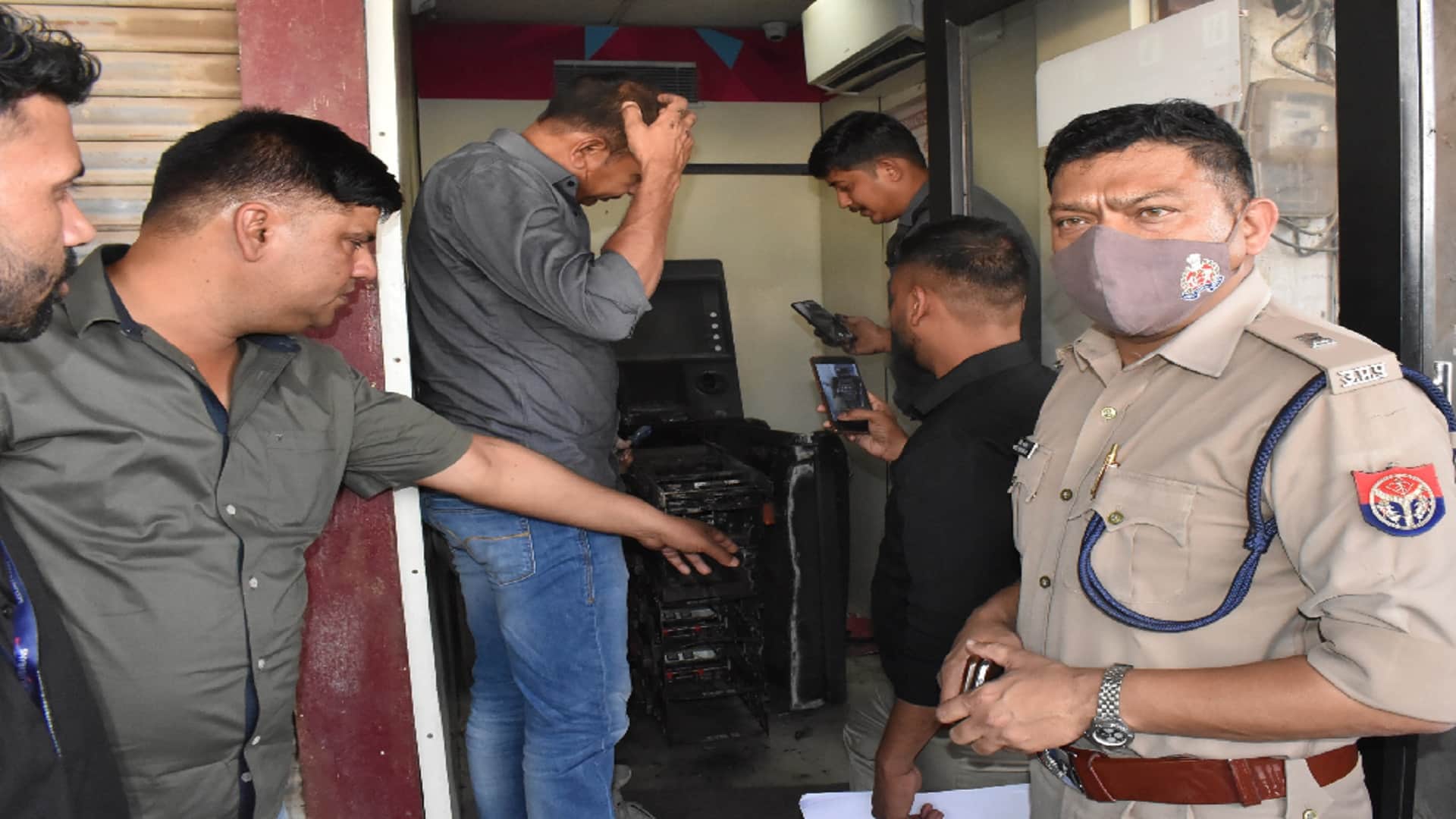 Crime News: crooks have looted ten lakh rupees from ATM near police chowki in Meerut