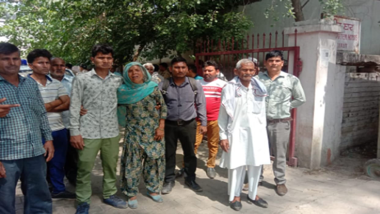 Meerut News: employee has death in hospital and family members have ruckus in case