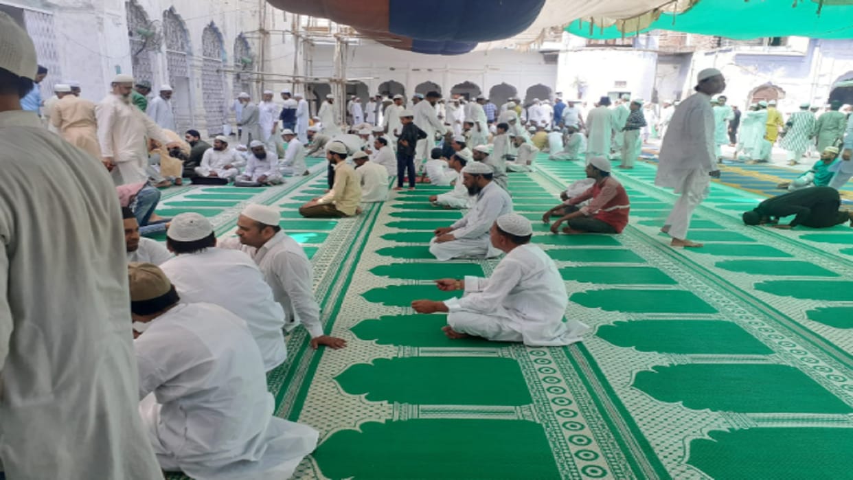 Namaz or Joke?: Namaz being read in a strange way in Malaysia, video going viral, Islamic leaders are furious