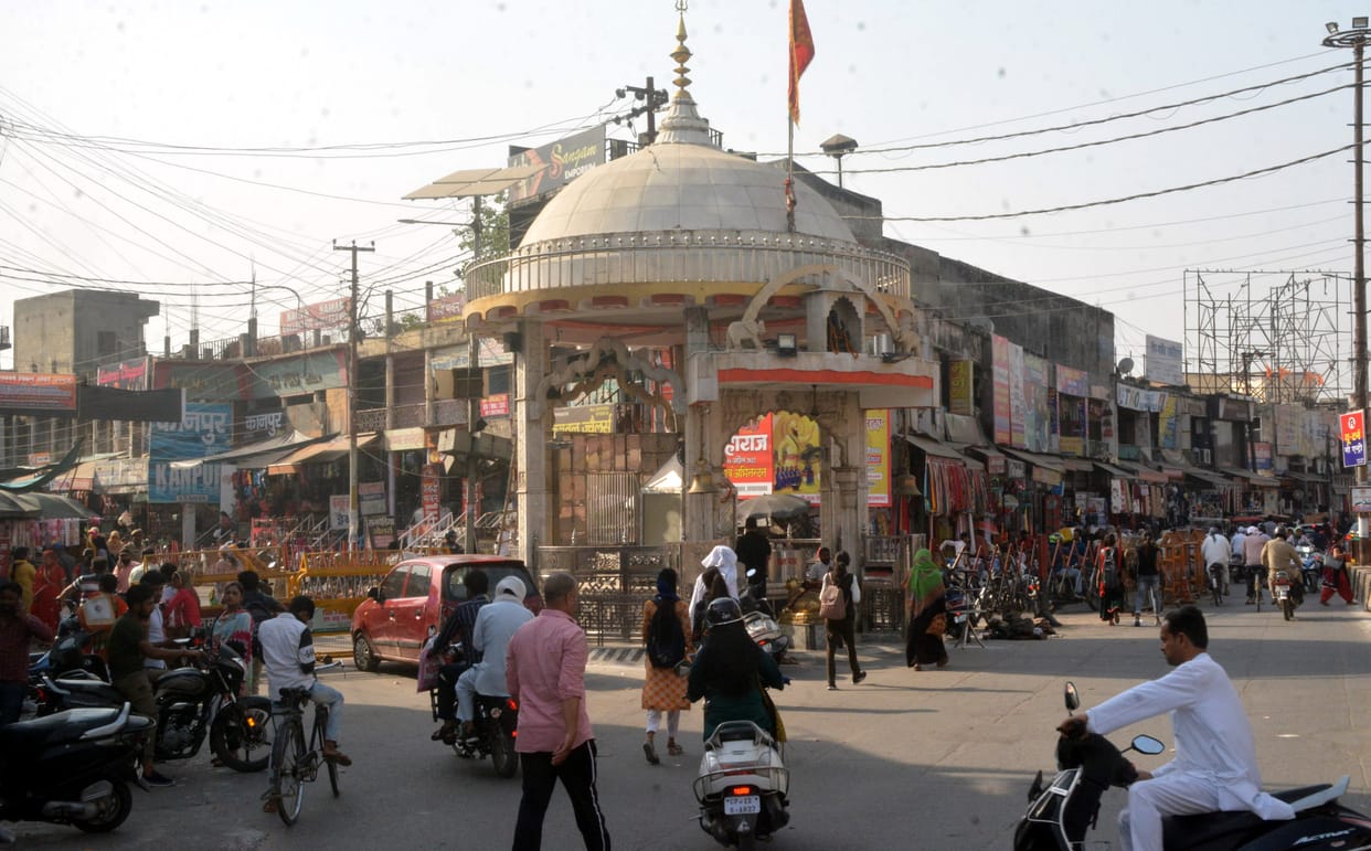 Traders roaming on city routes, four proposals for e-rickshaw