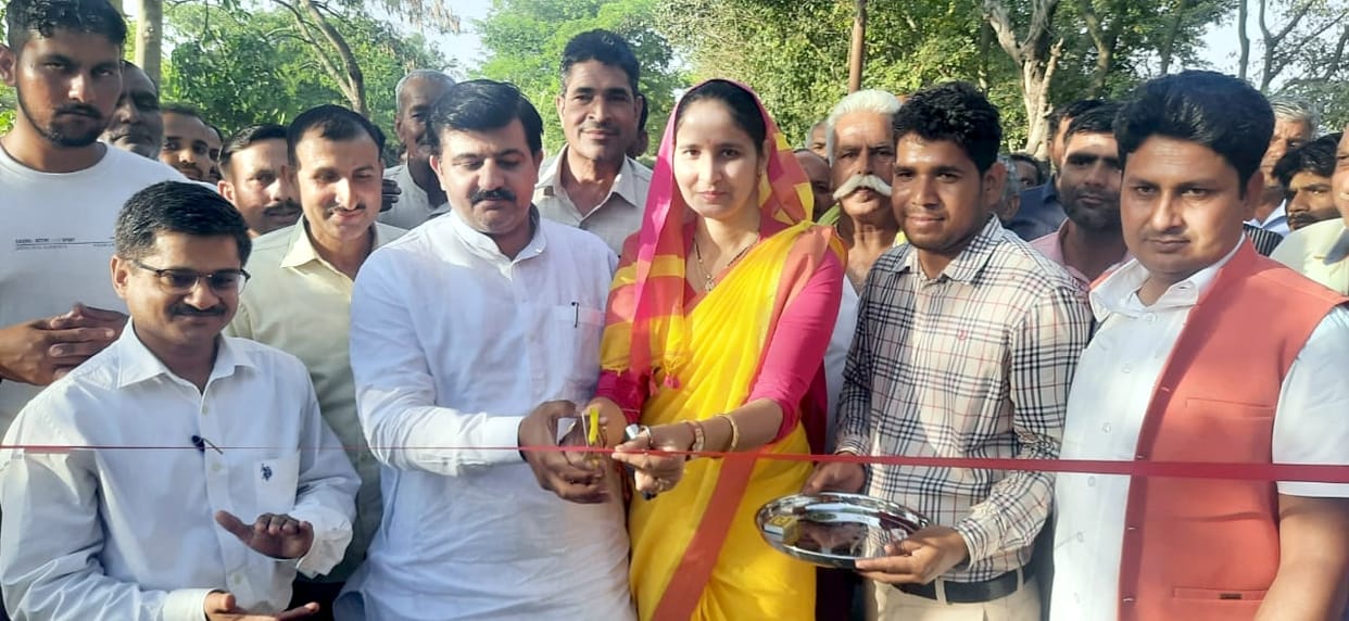 Inauguration by cutting the lace of a road broken by coconut