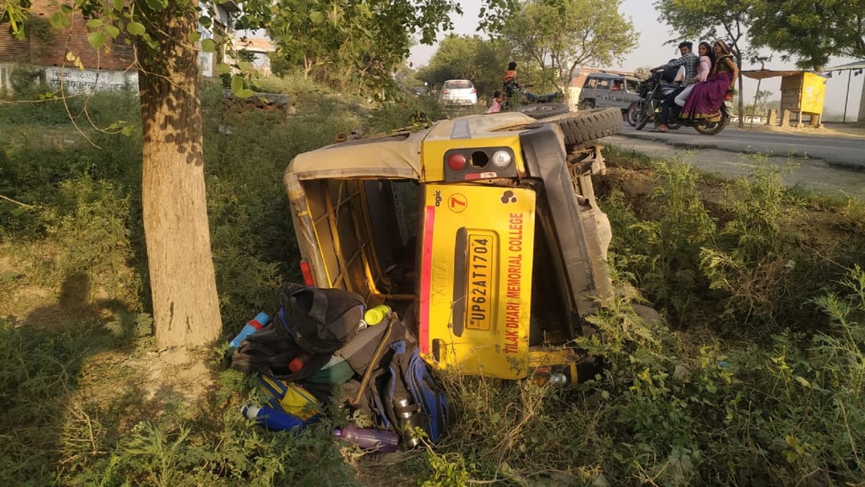 Jaunpur school van overturned seventeen students including two teachers were on board