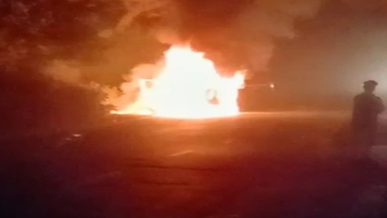 sudden fire broke out in the Nano car on the highway, the people on board narrowly survived