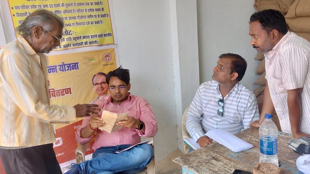 Chhatarpur: Officers arrived to conduct surprise inspection at ration shops, proposal sent for action on finding irregularities