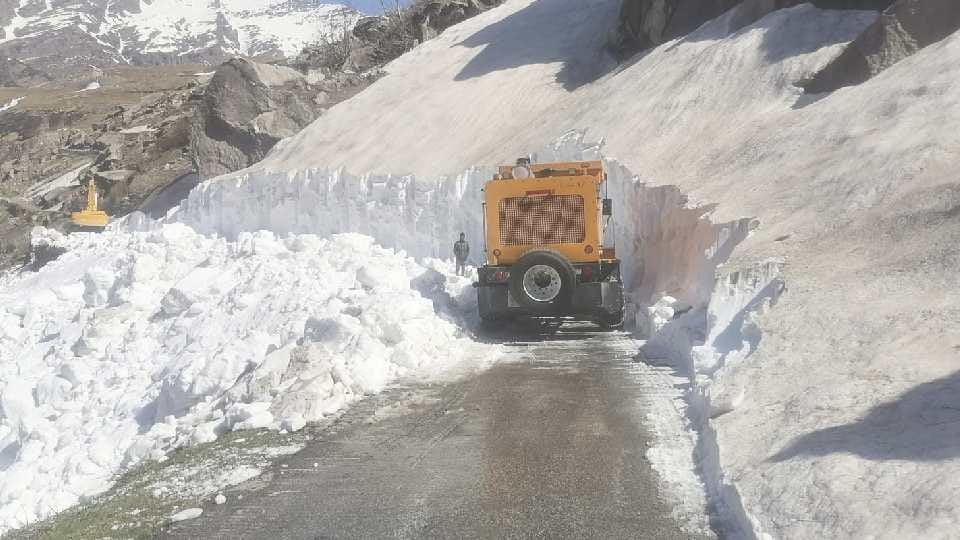 Rohtang Pass to be restored in May, BRO set out to break 15 feet snow wall
