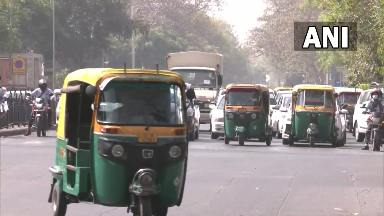 Delhi Cab auto drivers protest at Jantar Mantar to protest against the cost of CNG