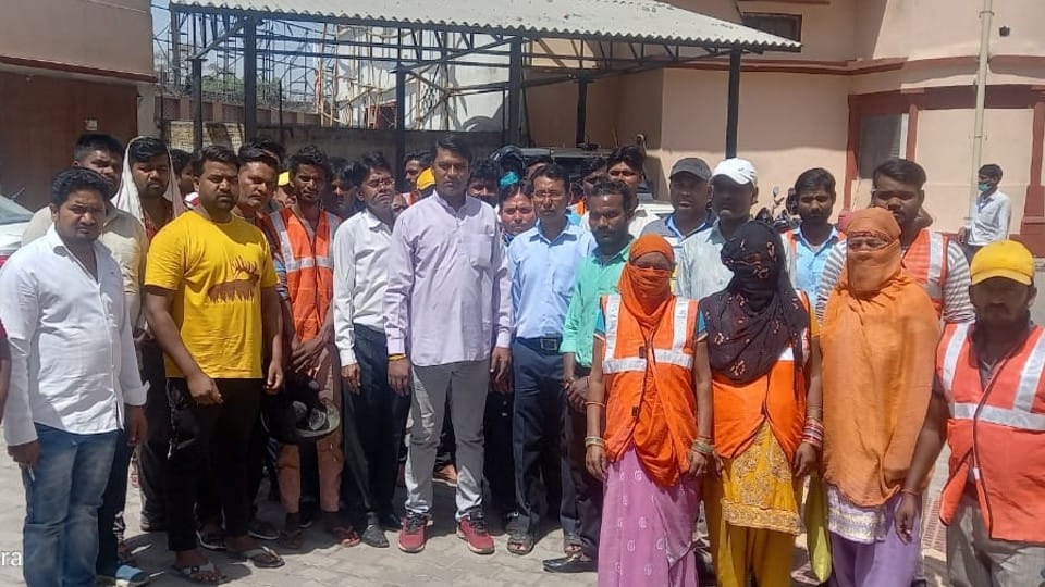 Sanitation Workers Protest Against Duty Timing Change in Agra