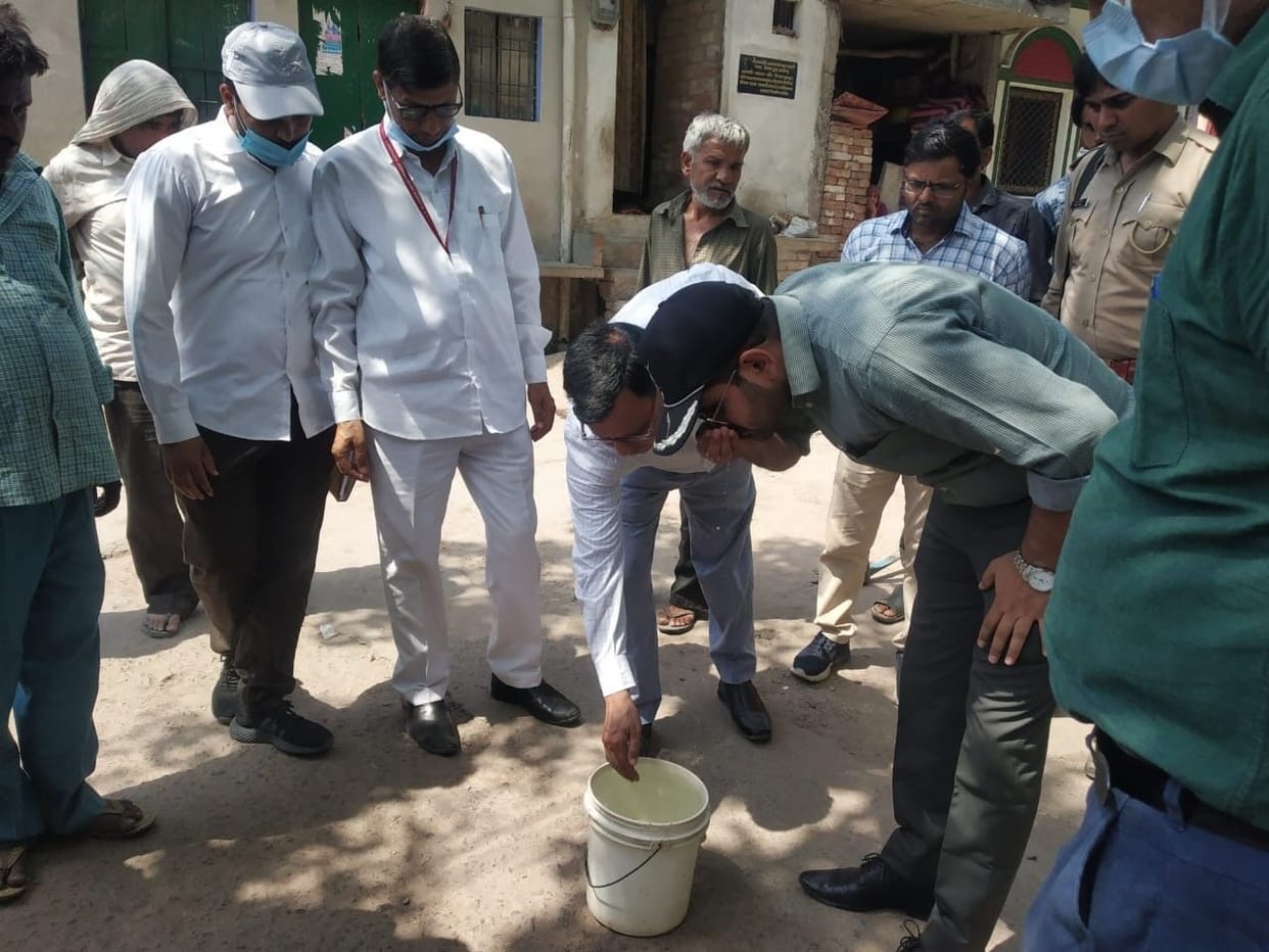 Aligarh: Supply of dirty water in Sarai Lavaria, people are falling ill