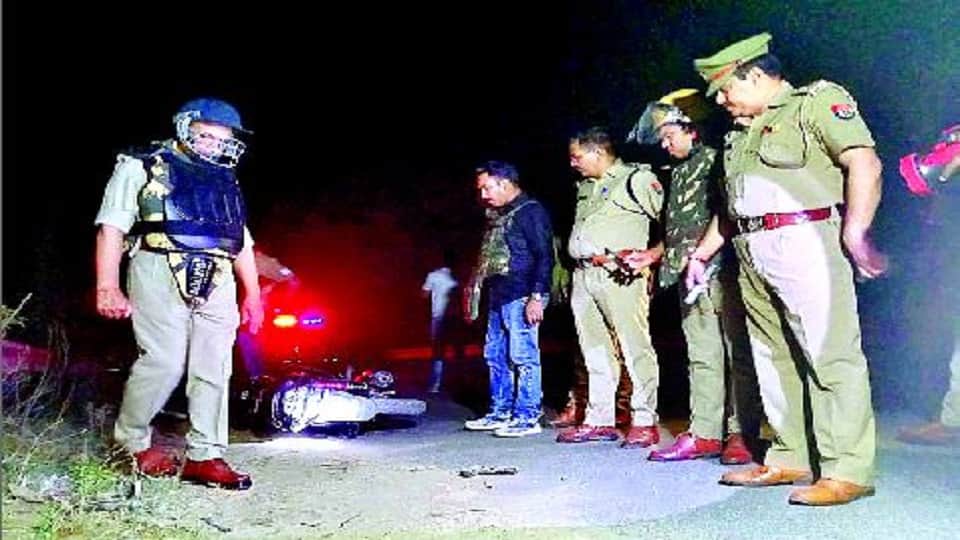 UP Police Encounter Near Mainpuri District Jail Bullet proof jacket saved the life of sub inspector