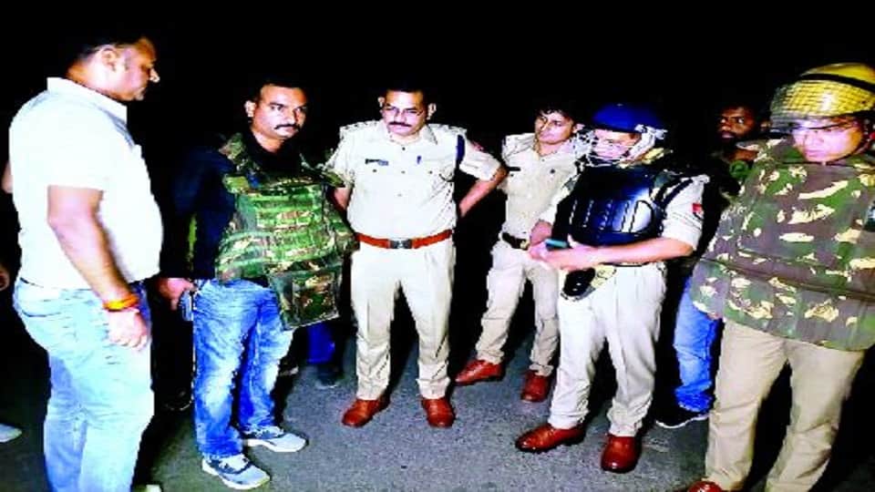 UP Police Encounter Near Mainpuri District Jail Bullet proof jacket saved the life of sub inspector