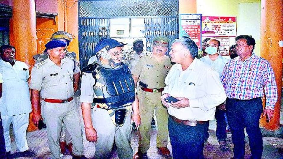 UP Police Encounter Near Mainpuri District Jail Bullet proof jacket saved the life of sub inspector