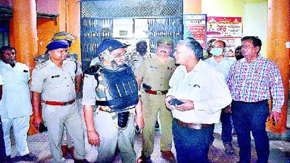 UP Police Encounter Near Mainpuri District Jail Bullet proof jacket saved the life of sub inspector