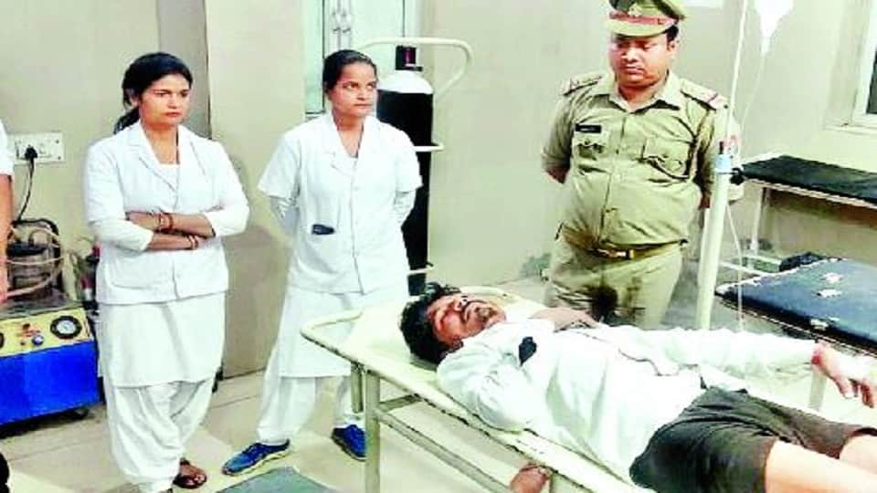 UP Police Encounter Near Mainpuri District Jail Bullet proof jacket saved the life of sub inspector