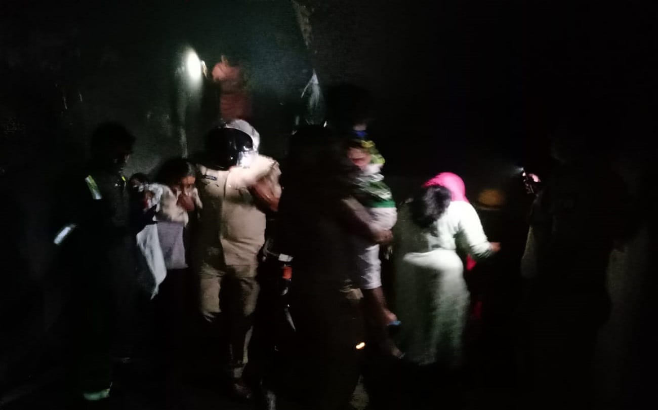 HUge Fire broke out in apartment in varanasi Flames kept rising and people screaming struggle to save lives see in photos