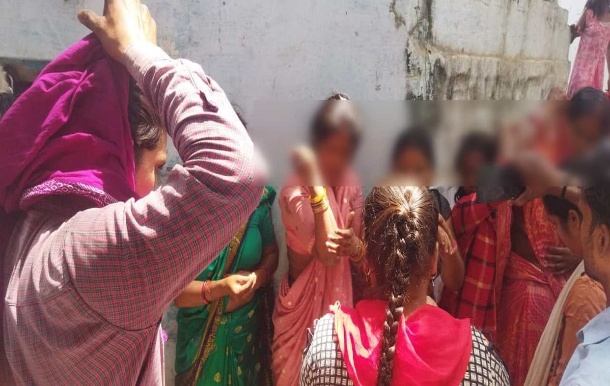 Lady chain snatcher caught red handed in varanasi high voltage drama in front of police