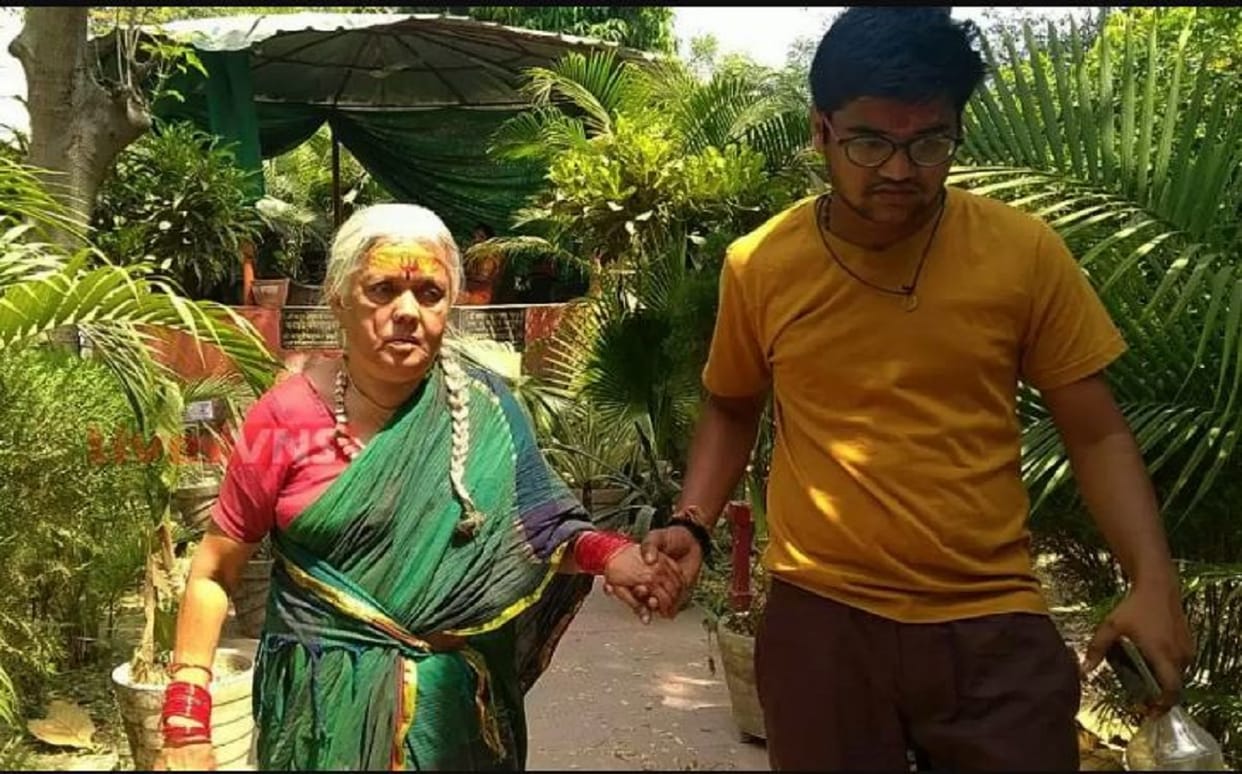 mangalsutra of gold was blown from neck of old lady in temple in varanasi who came from Odisha to worship