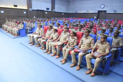 यातायात विभाग के सभागार में प्रशिक्षु उप निरीक्षकों की बैठक