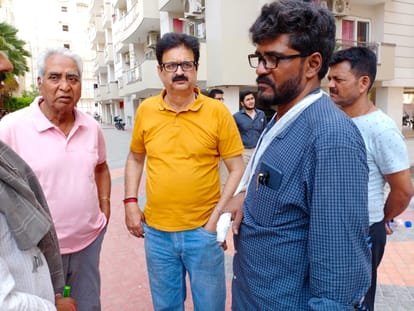 Fire broke out in apartment in varanasi Fury and fury among flat owners against builder demand for compensation