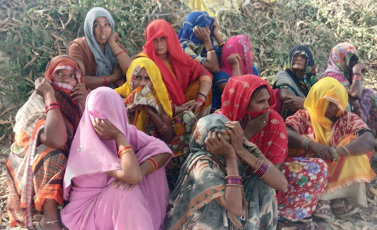 Kanpur dehat : Dead body of a young man who went to the field found hanging from a tree