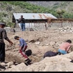 शारदा मंदिर के निर्माण में लगे श्रमिक...