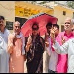 मतदान करने के बाद रानी पक्षालिका सिंह व अन्य