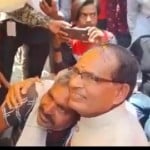 सीएम शिवराज सिंह ने सड़क पर बैठे मोची को गले लगाया, इसका वीडियो वायरल हो रहा है।