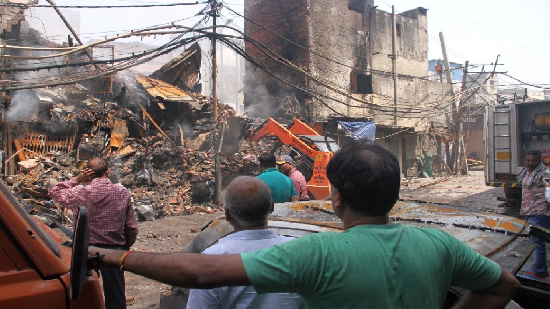 azad market fire People going for Namaz after Sehri helped to control fire