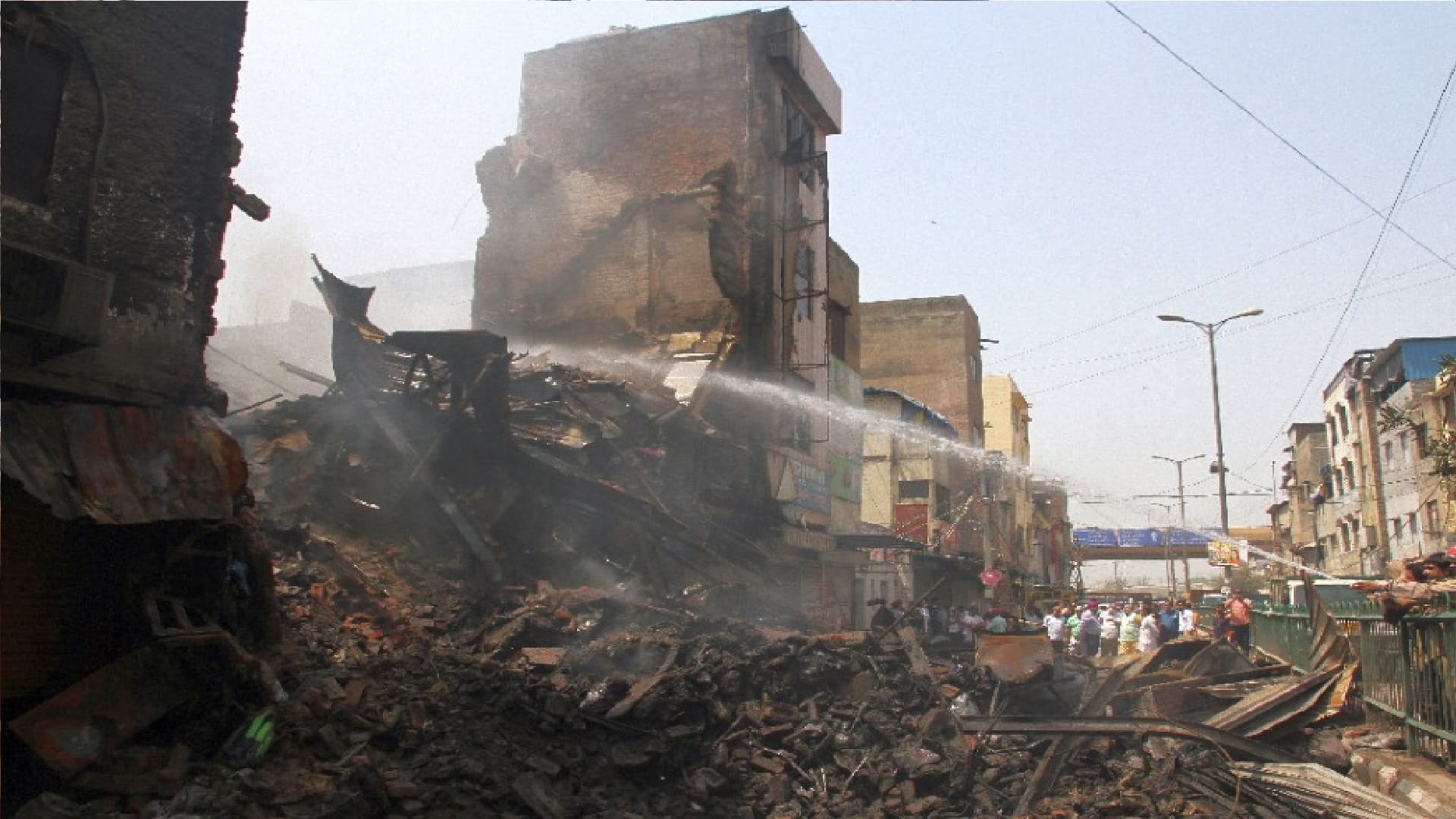 azad market fire People going for Namaz after Sehri helped to control fire