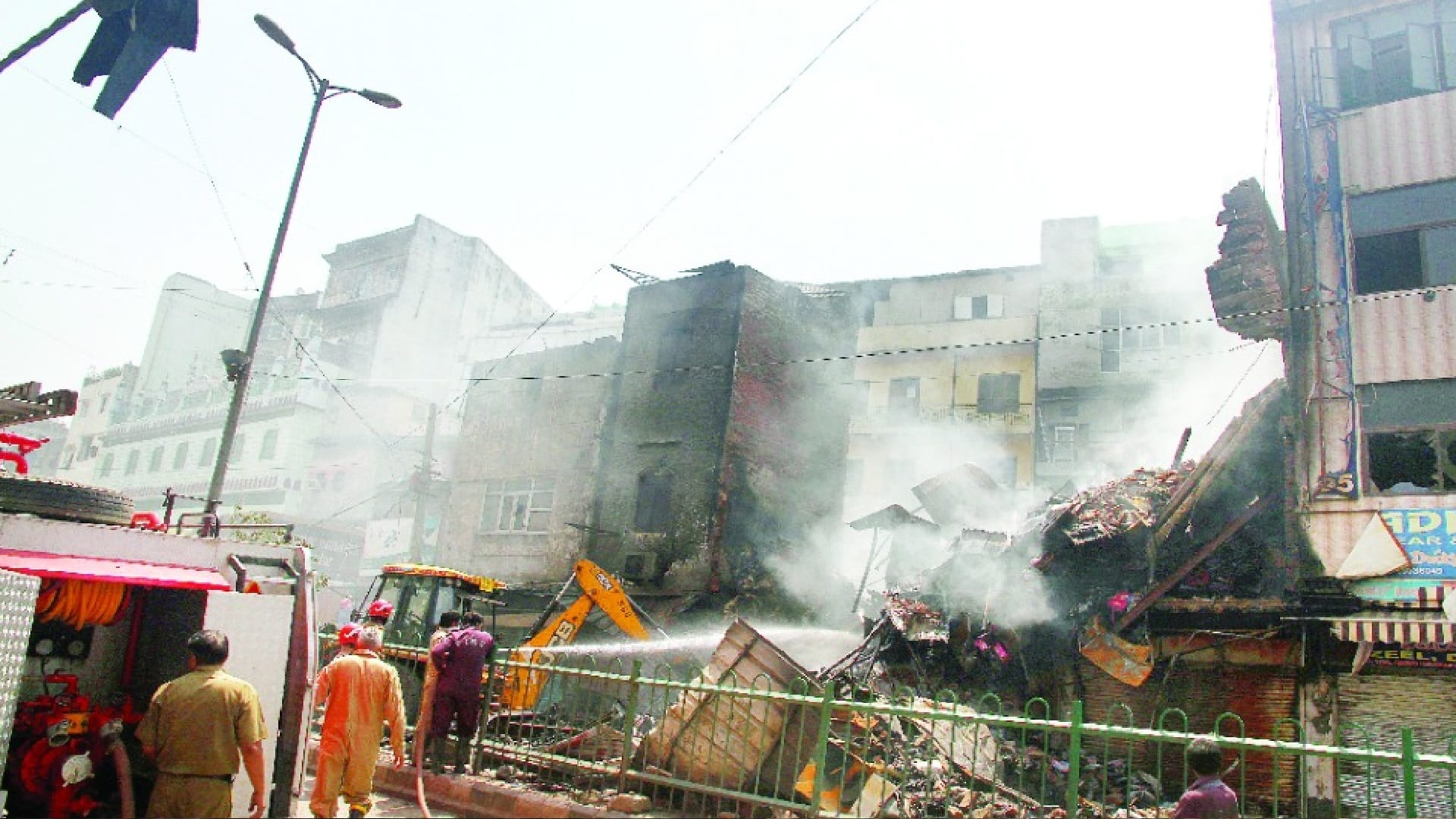 azad market fire People going for Namaz after Sehri helped to control fire