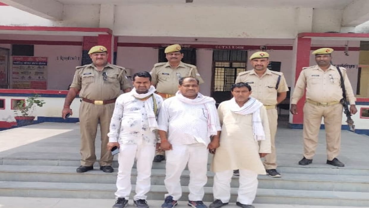 Three arrested for distributing money to vote for SP candidate