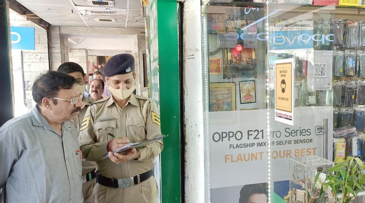 Theft in mobile shop, clear hands on cash