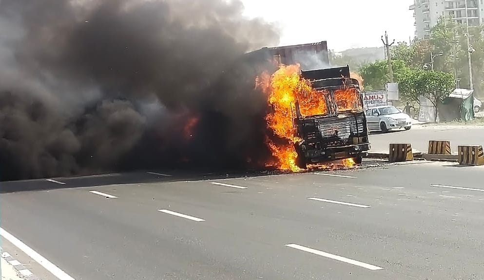 A fire broke out in a moving container on NH-44, the driver saved his life by jumping