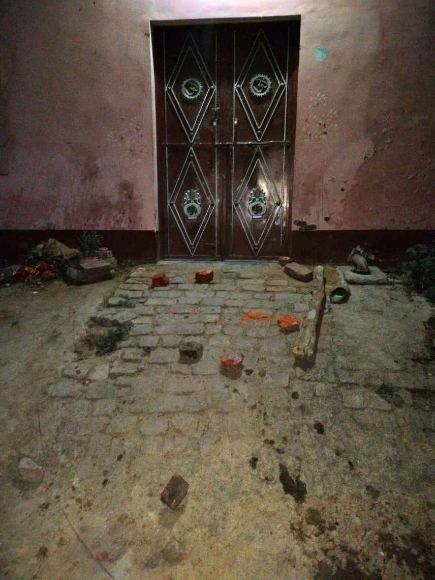 hardoi news,The attackers ran brick stones in the house, vandalized the vehicles