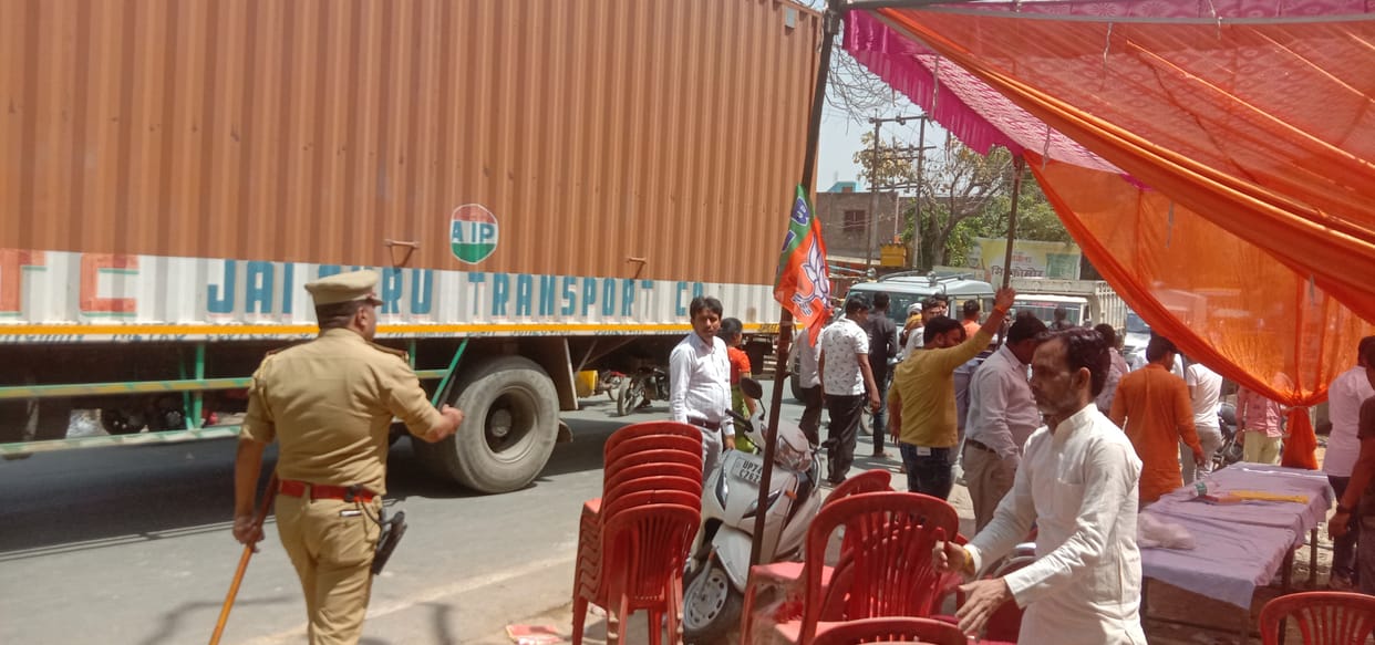 SP-BJP supporters fight, police used sticks