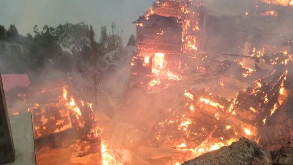 Four houses burnt due to forest fire, seven families homeless