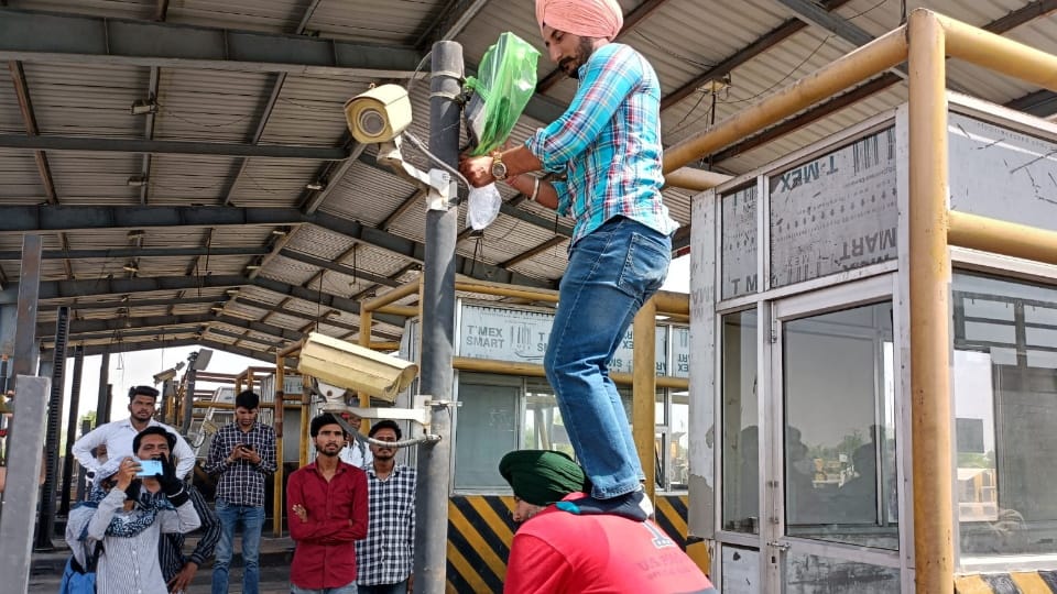 Farmers protest on Bhavdin and Khuiyan Malkana toll of Sirsa