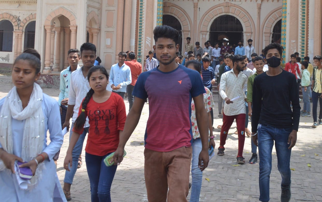 Hathras: More than 400 students of 10th left the examination