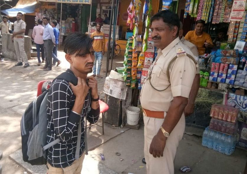 Hathras: Bike rider snatched mobile phone from Jalesar's youth