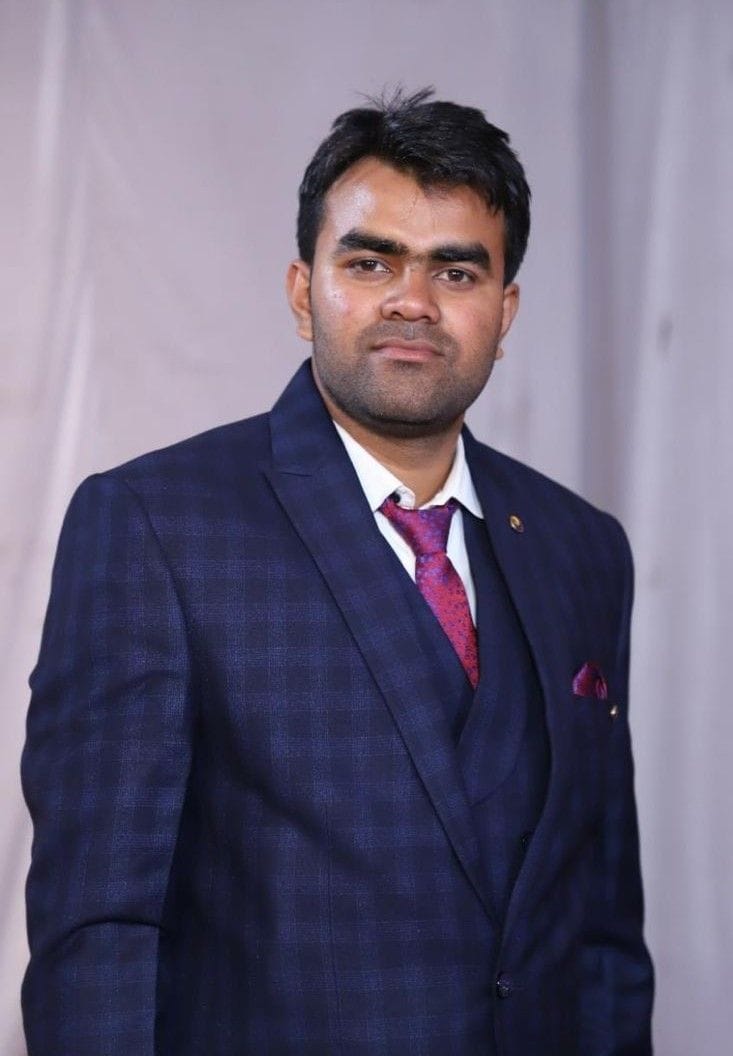 Hathras: Varun made his name bright by passing three exams at once