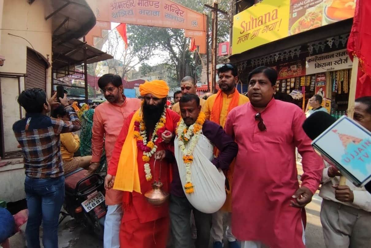 Ujjain: City worship on Mahashtami, the torrent of wine offered to the goddess, the torrent of wine climbed in more than 40 temples