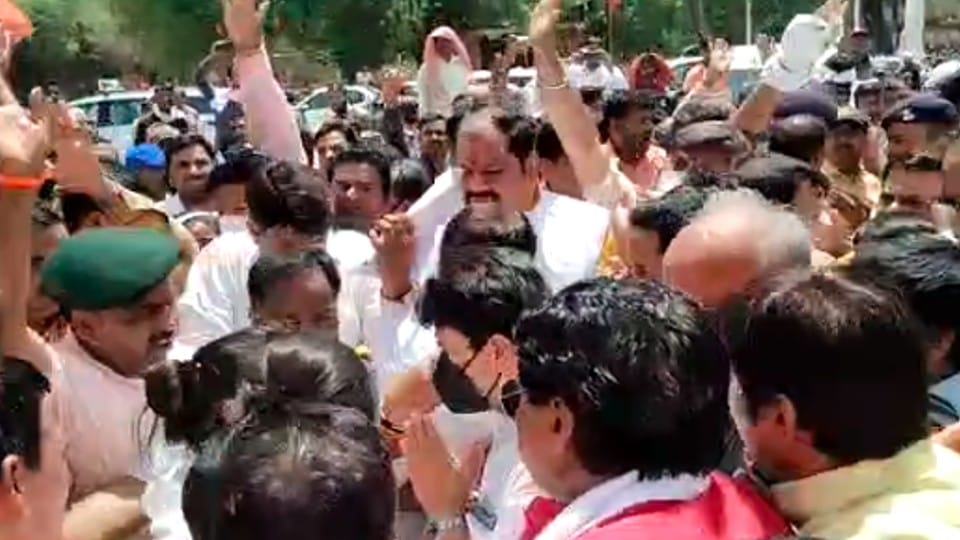 Gwalior: Ex-soldiers stopped Jyotiraditya Scindia's convoy, raised slogans of Go Back, left only after talking to Scindia