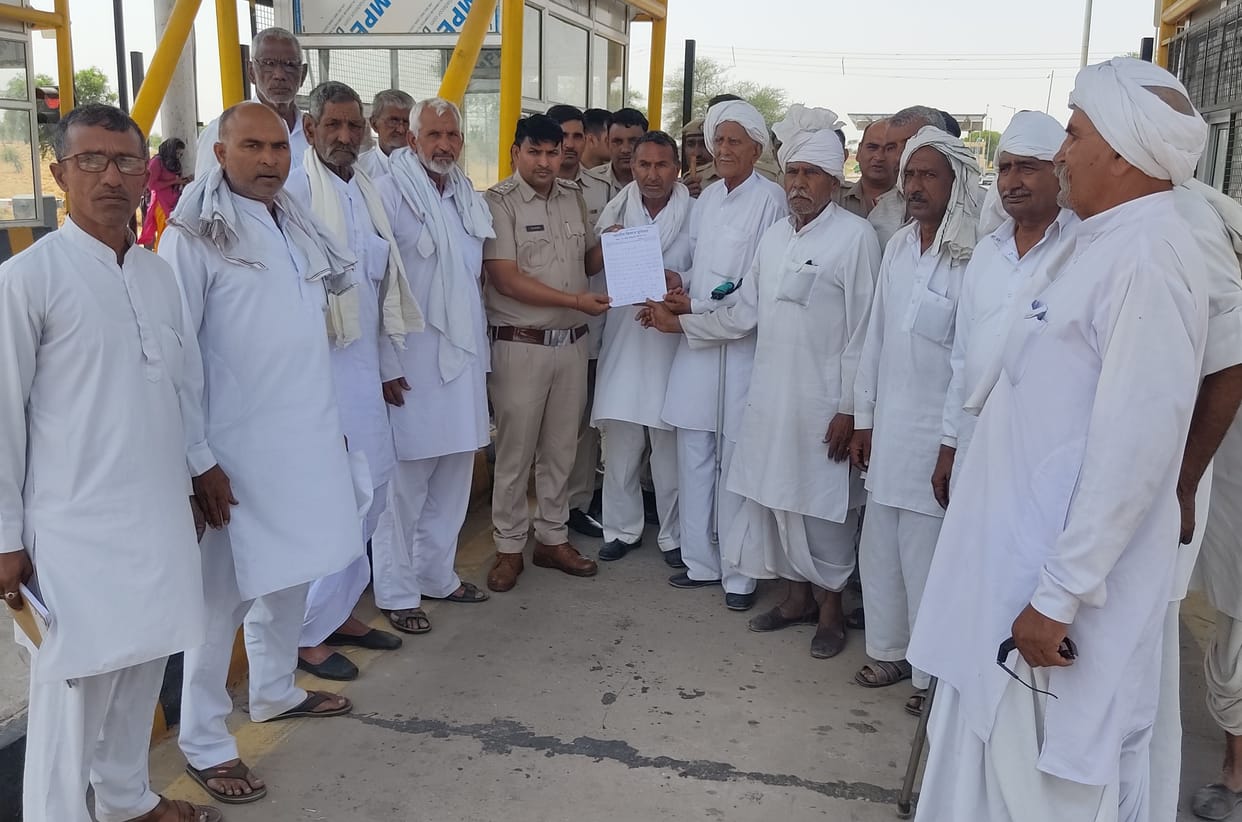 Farmers staged a three-hour dharna at Lad Bisalwas toll