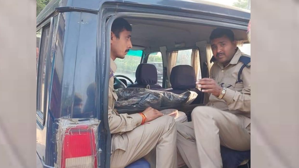 Homeguard arrested and sipahi ran away while taking bribe.