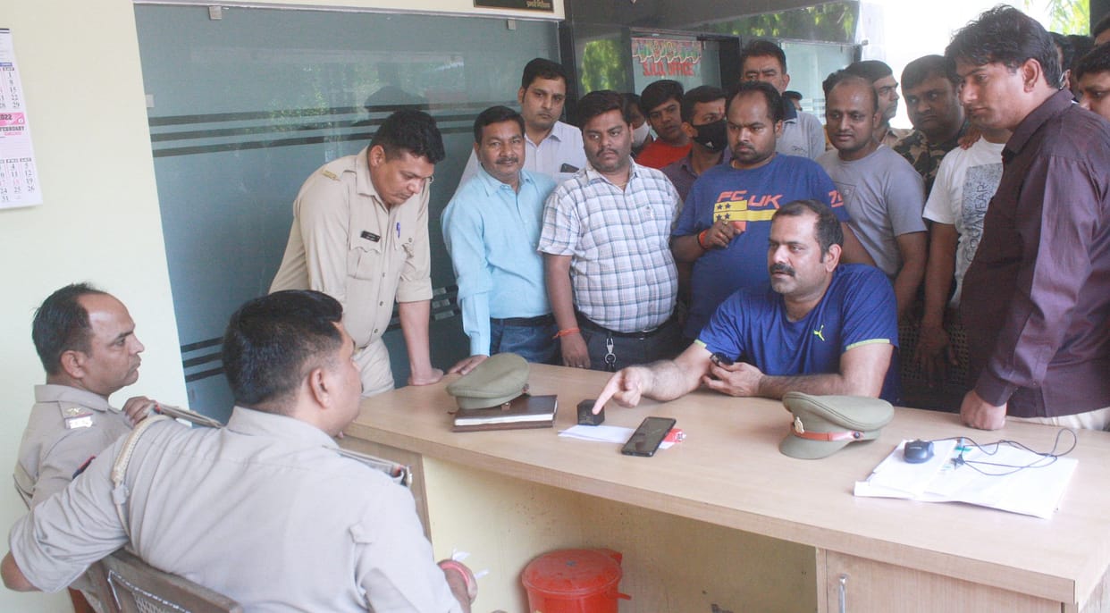 DPS dispute reached the police station, clashes between parents and staff, uproar