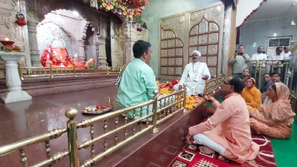 Sehore: CM arrived in the temple of Salkanpur Devi Dham, worshiped Mata Vijayasan Devi for the prosperity of the state