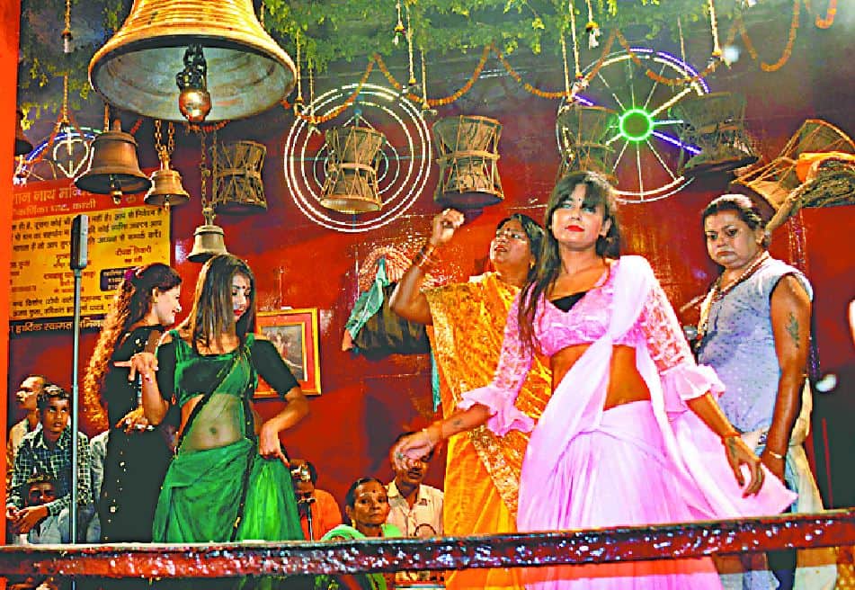 Nagar vadhu dance in varanasi chimes of the ghungroos resonated at the crematorium with the desire for salvation