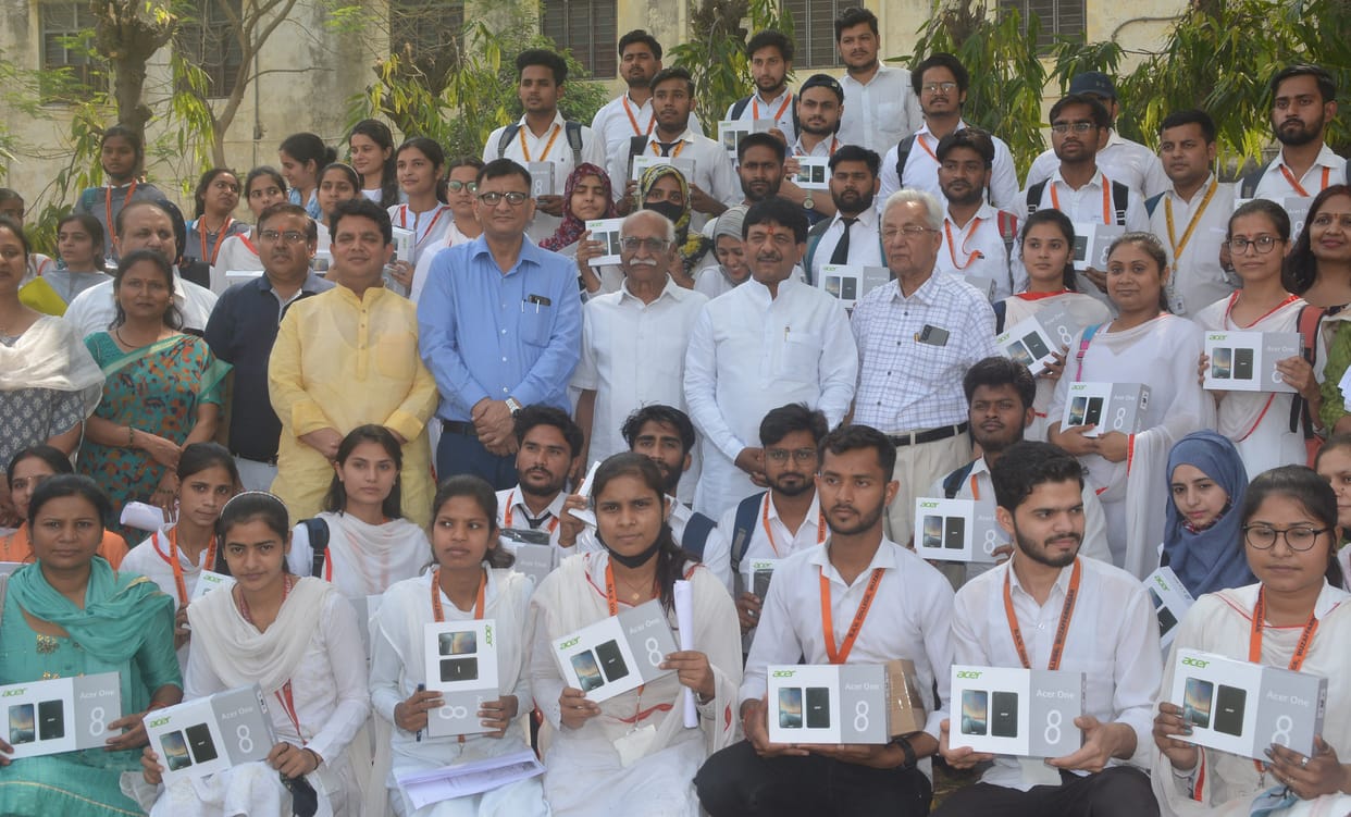 Tablets will empower students technically: Kapil Dev